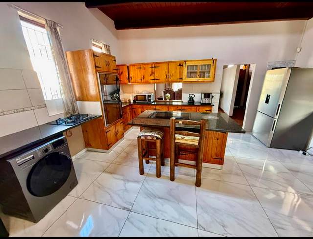 3 BEDROOM HOUSE FOR SALE IN HAYFIELDS